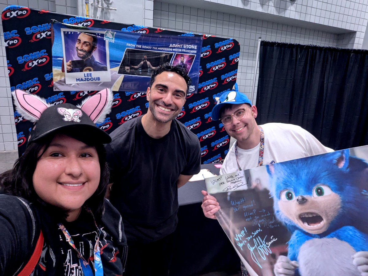 azuniart's tweet photo. Big thank you to @LeeMajdoub for signing my BF’s Ugly Sonic print! 😂💙 Not every day you come face-to-face with Ugly Sonic in the wild! Thanks for being such a good sport!
Loved your panel & how kind you were to the fans! 💙
@SonicEXPOatl
#sonicexpoatlanta #AgentStone https://t.co/stqgPmoAw3