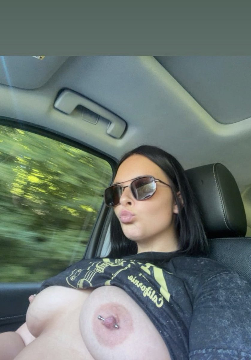 SBrat101's tweet photo. Flashing my tits driving🥵
want the menu? 
Tele: https://t.co/i4D2qUDWvv
buyers only! https://t.co/G8IIiPJvSc