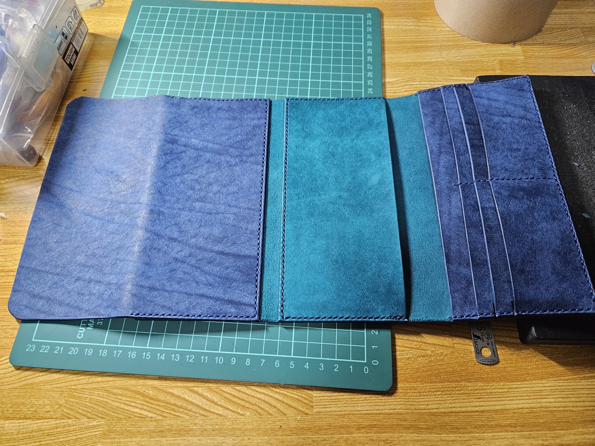 CBLeather1231's tweet photo. 金具を全く用いない をコンセプトにオーダーを頂いたフルオープン型の長財布です。

2色のマルゴーが非常に美しいですね。

 #レザークラフト https://t.co/tiP3cvuSZU