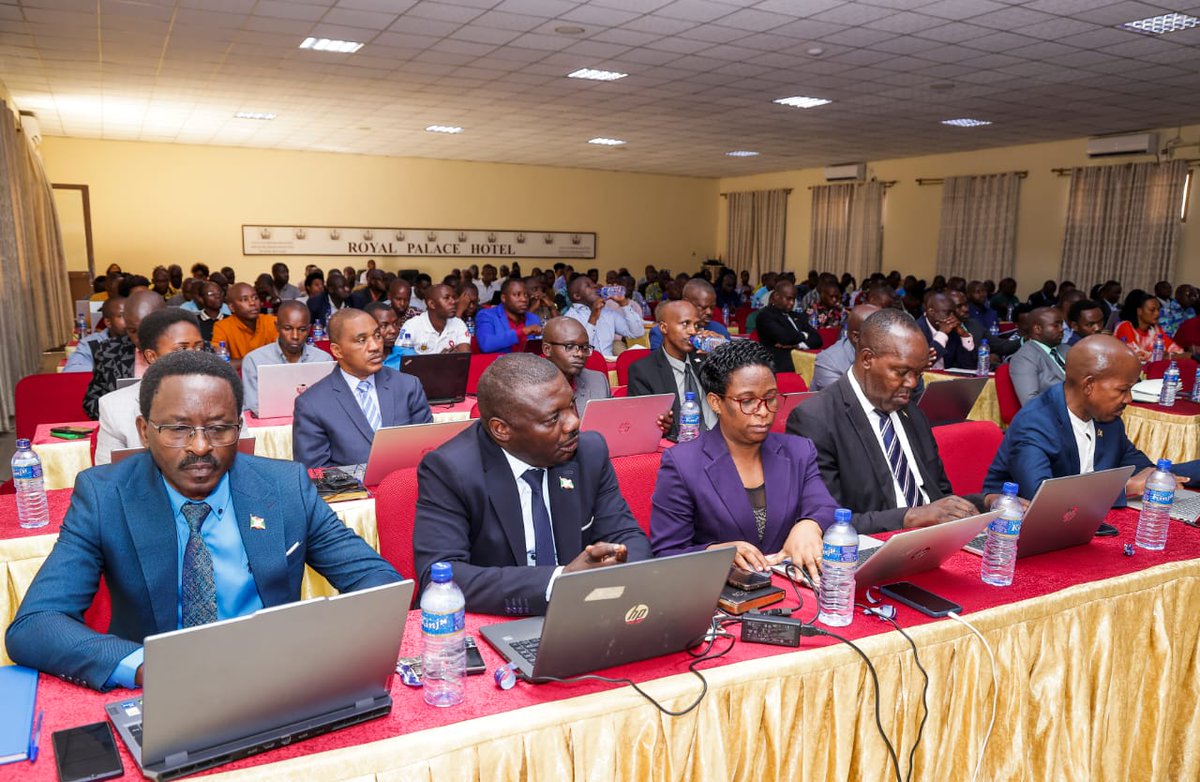 VisionBurundi's tweet photo. Tweet 1/2

📊 Les responsables de la planification et de la gestion des finances publiques des communes et des provinces sont réunis à Bujumbura dans un atelier de formation de deux jours ouvert par Frédéric Nimubona, Chef adjoint du Cabinet de la Primature https://t.co/75VAbVobDu