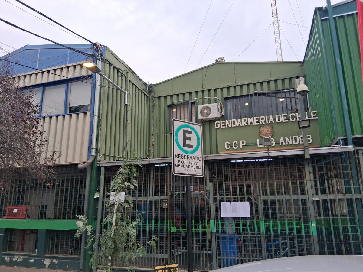 superandina's tweet photo. #LOSANDES | 90 internos de la cárcel de avenida Carlos Díaz, fueron trasladados hasta el penal de Valparaíso, medida que tomó por sorpresa a sus familias, quienes aseguran no haber recibido información sobre las razones del procedimiento
CLIC PARA DETALLES
https://t.co/IVjvVUtAQf https://t.co/qYnpXlMelO