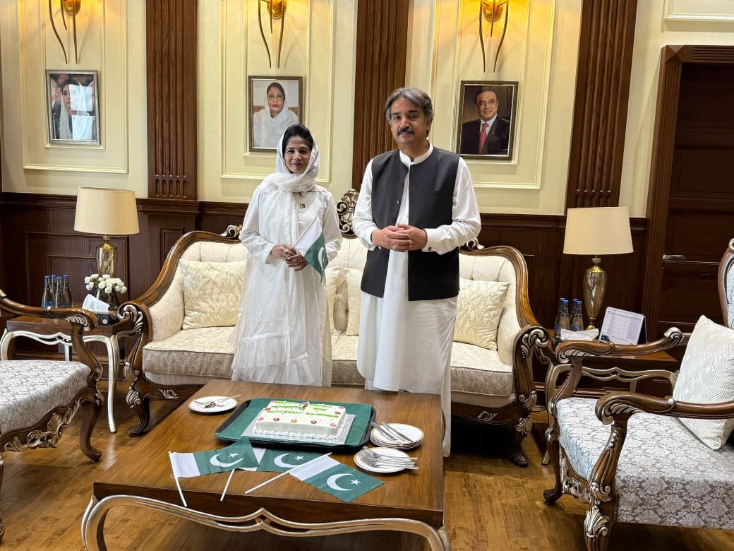 Moonaslam7's tweet photo. معزز اسپیکر سندھ اسمبلی اویس قادر شاہ کے ہمراہ ایم پی اے و پارلیمانی سیکریٹری برائے اقلیتی امور روما مشتاق مٹو نے قومی یومِ اقلیتوں کے موقع پر کیک کاٹا

@RomaMMatto 

@BBhuttoZardari @AseefaBZ 

#NationalMinoritiesDay https://t.co/thk5y5XqgJ