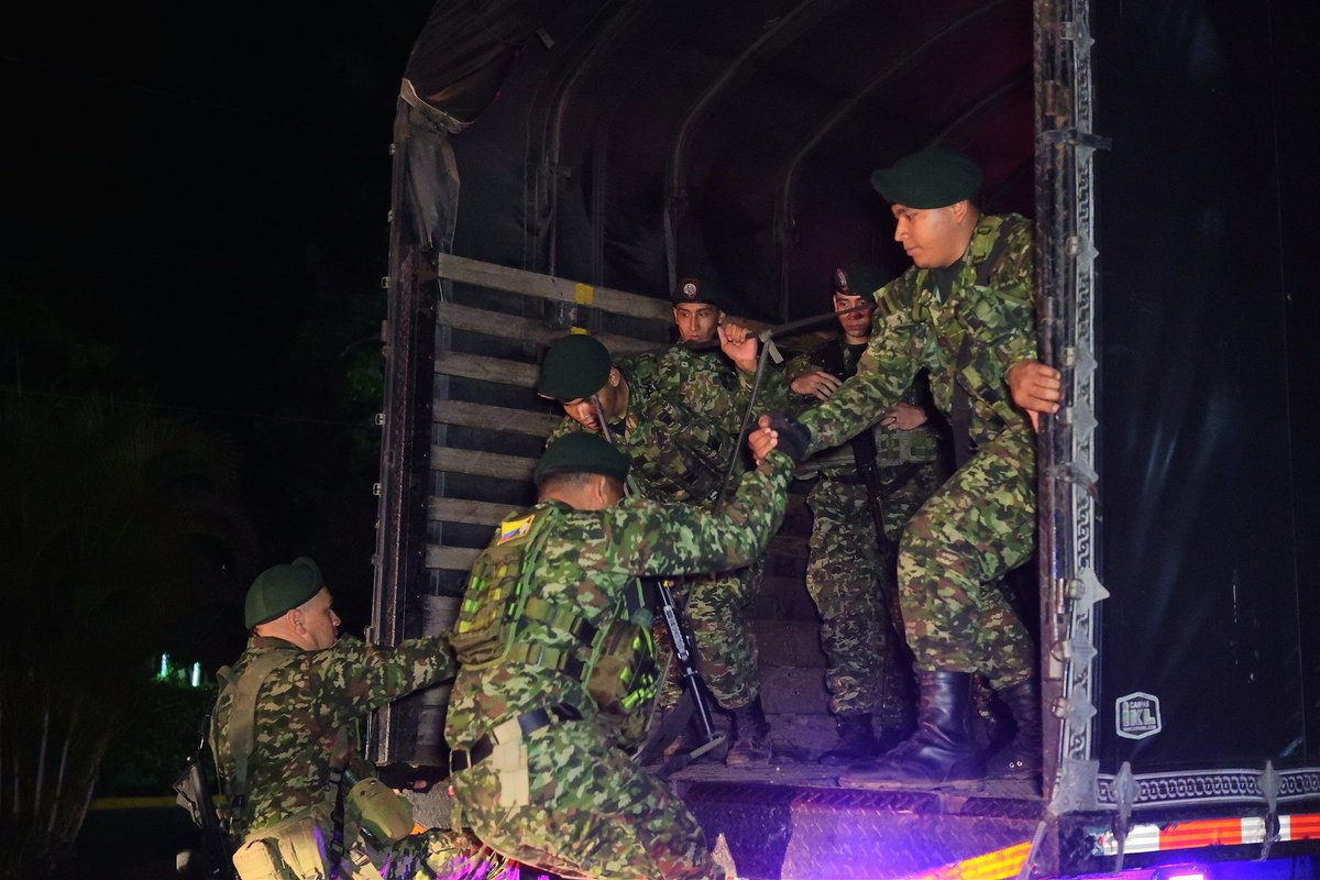 COL_EJERCITO's tweet photo. 🚨🇨🇴 #EsNoticia | Ya están en Cali los 400 soldados del Ejército Nacional que reforzarán la seguridad de la ciudad, en cumplimiento de lo acordado por el señor Presidente de la República, @ABDELAESPRIELLA, la Cúpula Militar y las autoridades del #ValleDelCauca y #Cali.

Con este despliegue, cerca de 1000 soldados se encuentran en los 40 puntos más afectados por el movimiento telúrico, brindando seguridad y apoyo a las comunidades mientras avanzan las labores de búsqueda y rescate. 

#FuerzasQueSalvanVidas
