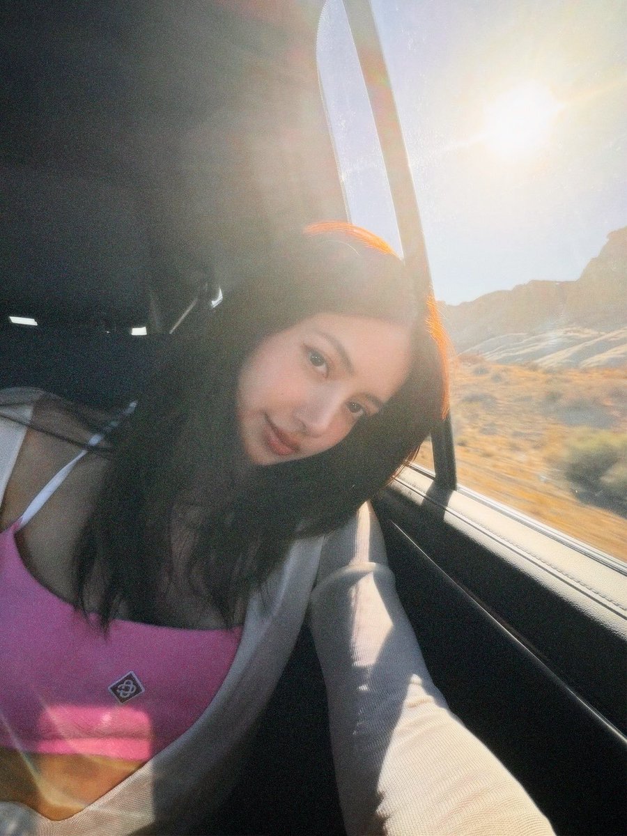 lismanobal97's tweet photo. In my previous life, I was a secret admirer of hers, and in this life, I still am💛.
#LISA https://t.co/EhFwPk1DMq
