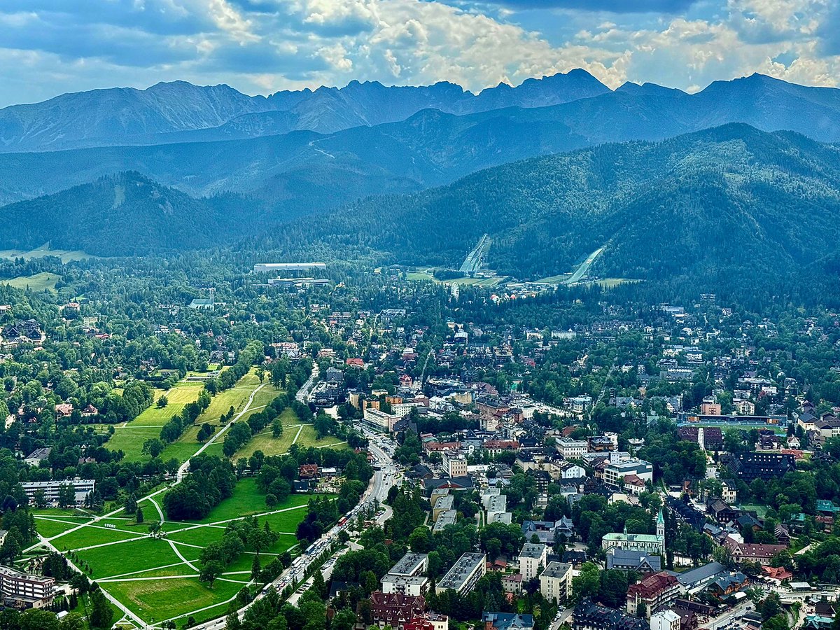 RobertRostek's tweet photo. Beauty of Poland 🇵🇱
جمال بولندا 

The one and only @MiastoZakopane ⛰️🇵🇱
but from the sky 🚁
#Kasprowy_Wierch 
#Krupówki https://t.co/hQIhqJ708m