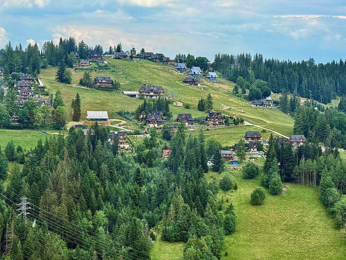 RobertRostek's tweet photo. Beauty of Poland 🇵🇱
جمال بولندا 

The one and only @MiastoZakopane ⛰️🇵🇱
but from the sky 🚁
#Kasprowy_Wierch 
#Krupówki https://t.co/hQIhqJ708m