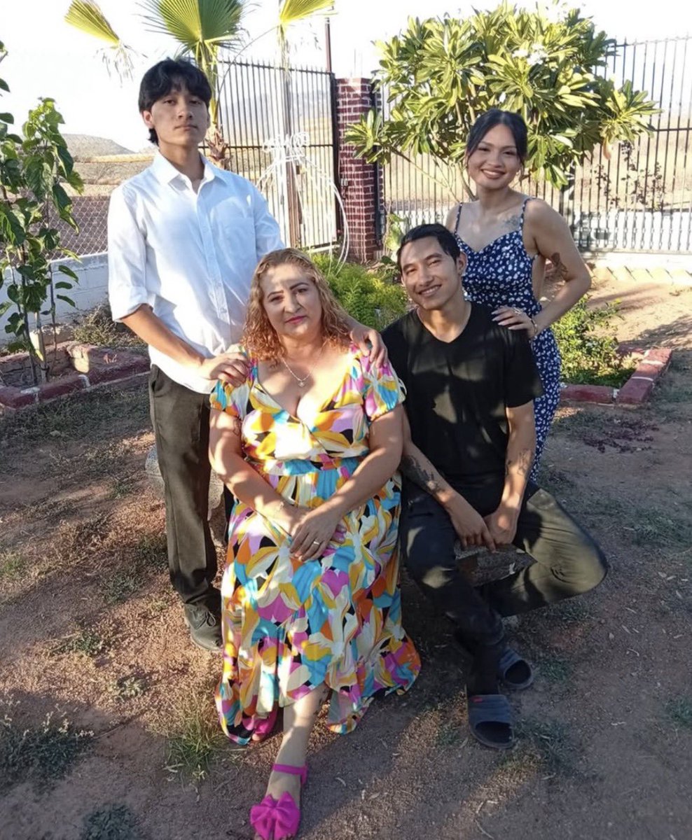 seratulady's tweet photo. Manas mi familia se ve muy tradicional y conservadora? https://t.co/n2EL0aC10b