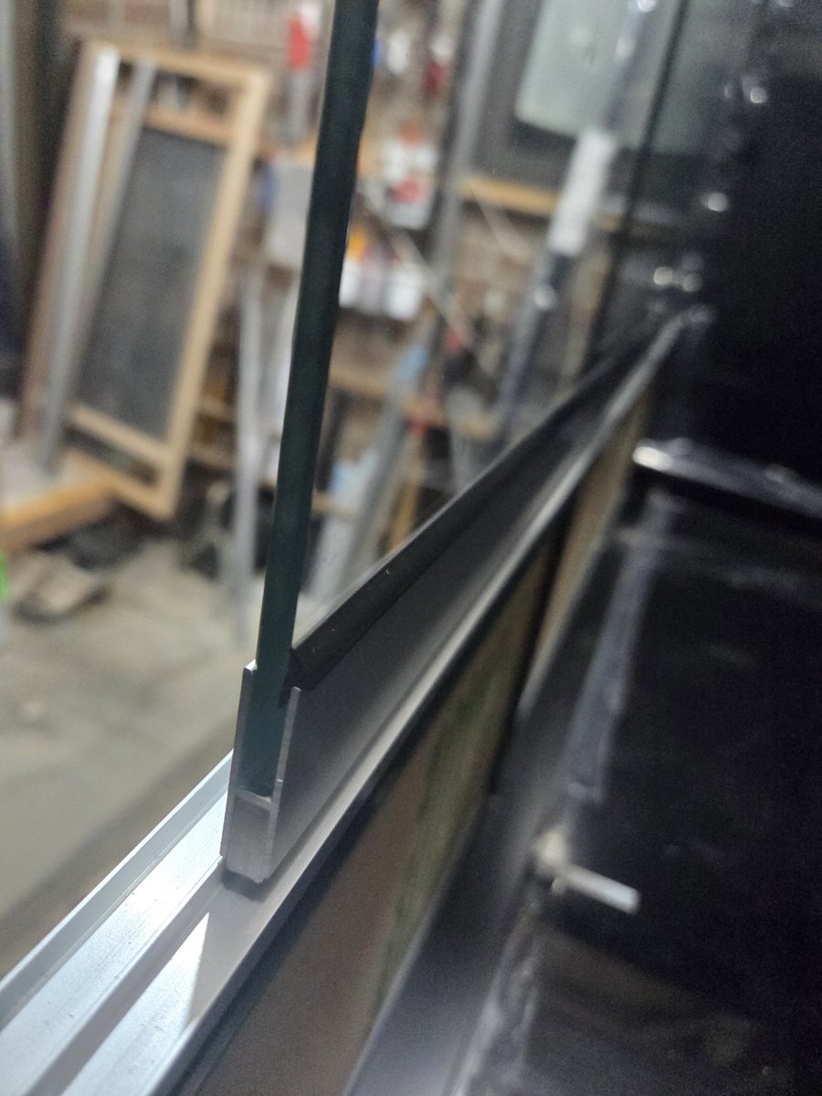 moltingcage's tweet photo. 袴付きの扉のオーダーはずっと渋っていましたが、今回はお客様からの強いご要望により実装

渋る理由���いくつかありますが

・汚れが垂れて袴の隙間に入る
というのが一番の理由でしたが

制作中に急に閃き、隙間にパッキンを差してこれ��解決

とりあえず作ってみるというのが大事だなと思いました。 https://t.co/H4sZicRefE
