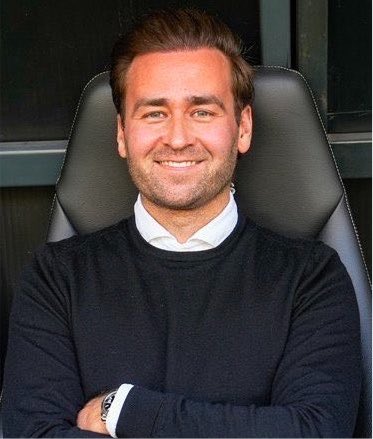agacliyol_'s tweet photo. Serkan Akkoyun: Eduard Graf geçen sezon hiç kullanılmıyor, devre dışı. Belirli bir noktadan sonra İstanbul’dan da ayrılıyor. 

Önder Özen Beşiktaş’a geldiğinde Eduard Graf’ı arayıp “Lütfen gel tanışalım, görüşelim. Sen kulübün çalışanısın, CV’in çok iyi ama çalışmak istemiyorsan güzel bir şekilde yollarımızı ayıralım yok çalışmak istiyorsan senden faydalanalım.” diyor. 

Eduard Graf, Önder Hoca’ya “Ben çalışmak istiyorum ama bana geçen sezon böyle böyle davranışlar yapıldı.” diyor. 

Önder Özen muhataplarıyla görüşüyor, herkesle görüşüyor. İnsanları tekrar bir araya getiriyor. Önder Hoca, “Graf’ın çalışmaya niyeti var, bizim de Graf’ı çalıştırmaya niyetimiz var” diyor ve orta yol bulunuyor. 

Sonrasında Önder Hoca, Graf’a “Seninle ilk operasyonumuz Alexander Nübel, tanıyor musun?” diyor. Graf, “Evet tanıyorum, Bayern Münih yetkililerin hepsi benim eşim, dostum, ahbabım.” diyor. 
Önder Hoca, “Tamam o zaman Nübel operasyonunu belirli bir noktadan sonra sana devrediyoruz.” diyor. 

Aynı şekilde o günden itibaren Eduard Graf, hemen hemen bütün transferlerde masada hep yer alıyor. 
Önder Özen, bu konuda Beşiktaş’a bir transfer daha yapmış oluyor; Eduard Graf. 

(VOLE)