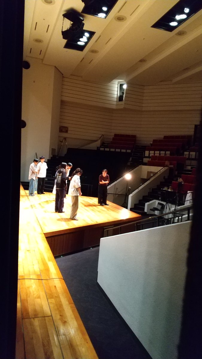 edutainmentsu's tweet photo. 「継ぐまちファクトリーZ」（8/14-16＠田中記念館）の上演3日前です！写真はシーン練習の様子を舞台袖から撮ったものです。会場となる田中記念館は張り出し（せり出し）舞台になっているのですが、今回の公演を観てほしい我々の思いと同じくらい、めちゃくちゃせり出てます！ぜひご来場を！🙇‍♂️(本多) https://t.co/vWLWWSgqru