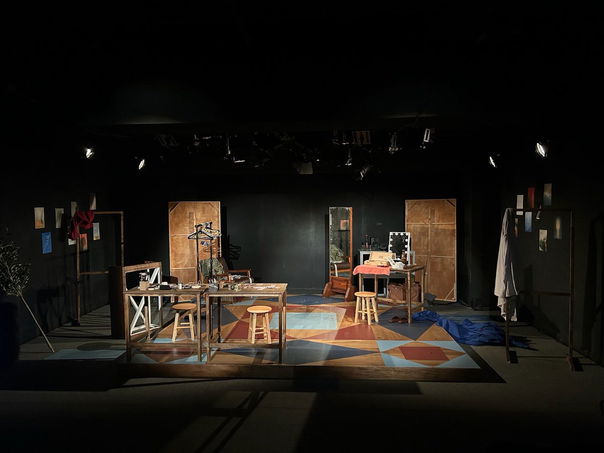 tatso_0's tweet photo. 地底から『楽屋-流れ去るものはやがてなつかしき-』
美術デザイン、制作を行いました！

追加シーンにおいても、楽屋においても、何かに巻き込まれてしまう人々の状況や心情を表せるように空間を考えました。床面の模様はパッチワークパターンの海の嵐を使用しています🌀 https://t.co/iSVOMMdPWw