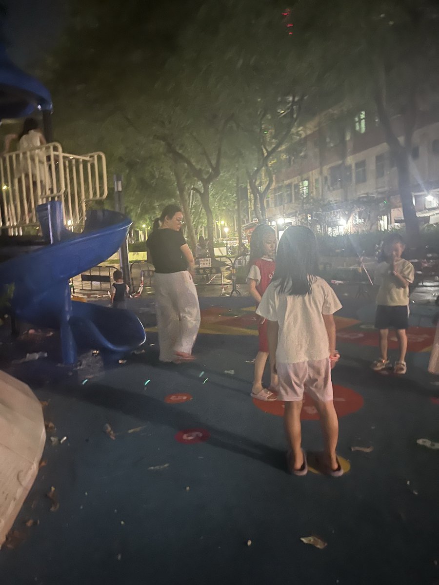 Zeroo0ooZero's tweet photo. 夜晚这里还是小孩子的天堂。。 

This is still a paradise for children at night.. https://t.co/TMncO2ByMY