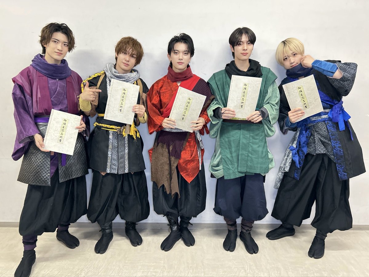 THE_TRUE_PIECE's tweet photo. マーダーミステリーシアター
「THE TRUE PIECE Ⅱ」🕵️‍♂️＜ #トゥルピ

🧩┊6日目 ありがとうございました .ᐟ.ᐟ

#DXTEEN さん
#内海太一 さん ,#松岡拳紀介 さん の
ご活躍いかがでしたでしょうか🥷🏫

舞台でプレイヤーが持っていた
「 HO（ハンドアウト）＝プレイヤーそれぞれの設定書」
をデジタルコンテンツとして販売中！
答え合わせに是非お楽しみください📖
🛒https://t.co/lS6zwzY7R7
⚠️事件の真相や犯人の記載がありますので
ご覧になる際はくれぐれもお気をつけください⚠️

📝アンケートのお願い
https://t.co/mMXwGG4tkQ
ご観劇の皆様に本日の感想や今後の公演に向けた
アンケートをお願いしております！
是非ご回答ください🕵️‍♂️

🥷13:00公演『忍びの目にも涙』🥷
黄虎：松岡拳紀介／ 赤蛇：平本健
紫雨：内海太一／ 水蜘蛛：田中笑太郎
龍牙：福田歩汰

🏫18:00公演『部活ロワイヤル』🏫
黒道：福田歩汰／ 青膝：平本健
赤籠：松岡拳紀介 ／ 白球：内海太一
鬼次郎：谷口太一

免馬・邦夫：加藤凛太郎
GM：松田大輔

=========
🗓️8/5(水)〜8/12(水)
📍劇場：THEATRE1010
https://t.co/UMl5wkXjcO

🎫チケット一般発売中！
https://t.co/241I3G0hAt
あすはいよいよ千秋楽🎊