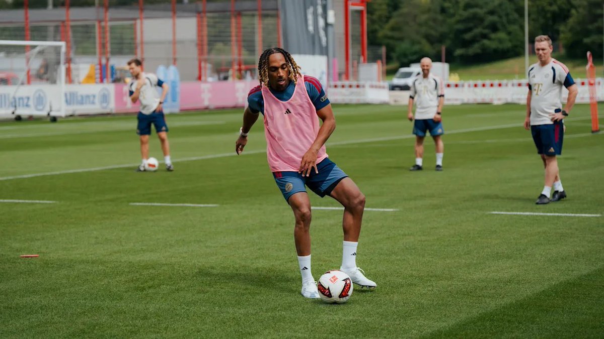 iMiaSanMia's tweet photo. Sacha Boey has impressed so far during pre-season. In training, the Frenchman stood out with his positive aggression and generally appears very fit and active. Even though he was told clearly that he's for sale, Boey continues to work hard and recommend himself. The right-back had already earned praise from Vincent Kompany for his performance against Aston Villa in Hong Kong. Nevertheless as things stand, the club remains determined to sell him [@kessler_philipp]