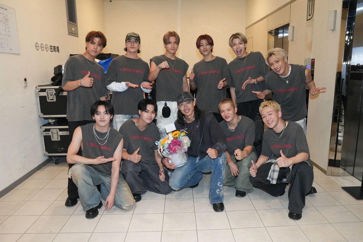 EXILE_AKIRA_LDH's tweet photo. 台湾では
8/8は"パパの日"
ということでTJBBメンバーから
サプライズでお花とメッセージをいただきました🥹💐✨

ご縁もあり
TJBBが誕生した
オーディションの時からご一緒させていただき

今となっては
僕が皆さんから沢山のパワーやエネルギーをいただく
関係になりました☺️

今回のソロツアーでは僕は
"彼らともう一度同じ目線で
改めてエンタテインメントに携わりたい"
と思いこの新たな挑戦に
彼らも帯同いただきました。

現状維持せず、
常に自分自身をアップデートし続け

どれだけ経験を重ねても、
何歳になっても、
固定概念にとらわれず、
未知の世界を恐れず、
新しいことに挑戦する背中から

また、彼らに微力ながらでも
何かをシェアできていたらうれしいです💫

改めて、
みんなありがとう‼︎
愛してるぞ‼︎‼︎‼︎

TJBBの一番の応援団
AKIRAより🫶

#URBANSAVAGE
#thejetboybangerz
#EXILEAKIRA