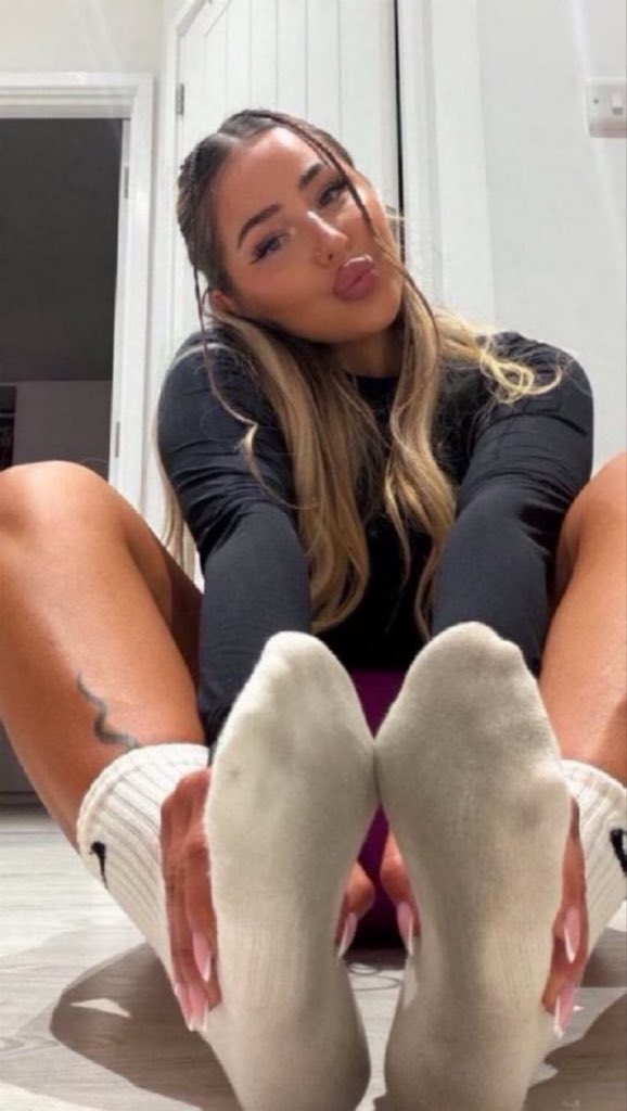 sweetdeceiverl_'s tweet photo. Maybe if u get wasted, high, and rot ur brain with cxck pxrn ur life will fix itself🤡😵‍💫

Or ull tank ur mental health and end up depressed,  retxrded, broke, and alone...🤣🫵

Oh well no one will miss u when u finally give up for good scamtard🥵🤪

Manscam Catfish findom goon https://t.co/fmqxtFglYi