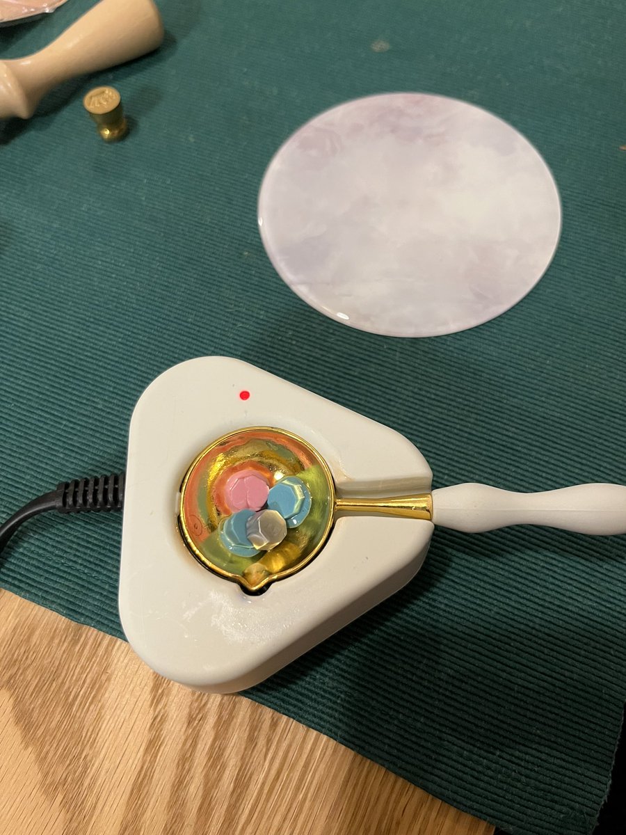 tadokoro_fumi's tweet photo. シーリングスタンプお試し

嶺二⇨丸型のため比較的やりやすい。
シーリングワックス5個でちょうど良い
蘭丸⇨四角は結構難しい（不器用者）、角がかけないようにするには6個（写真の通り）が無難

シーリングワックスは試し用に百均のを使用（緑がなかった）
キャンドルでなく、電気炉使用。 https://t.co/rvTnx24QuZ