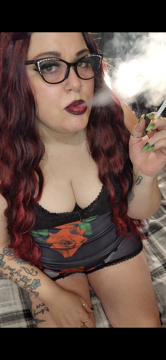 NicotineQueen81's tweet photo. 💋🚬 https://t.co/F40yeOYvpy