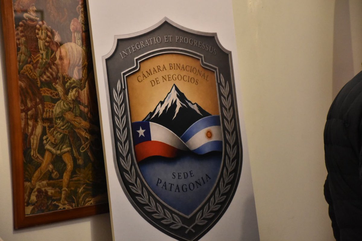 clauargumero's tweet photo. En representación del Intendente @MarianoGaidoOk participé de la presentación de la Cámara Binacional de Negocios en la Residencia Consular chilena de nuestra ciudad. Para esta gestión es una prioridad seguir fortaleciendo los vínculos con Chile y generar nuevas oportunidades para potenciar la economía nuestra región.