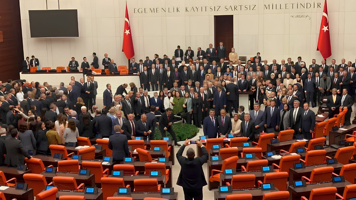 ideomedya's tweet photo. Yeni bir “yetmez ama evet” vakası mı?

👉 "Eleştirel evet" ve YAE: benzerlikler ve farklar
👉 Halkın dışlandığı süreçten kim fayda görecek?
👉 Hayır diyen herkes milliyetçi mi?

✍️Özgür Tekin yazdı...

https://t.co/MUmCqPInjA