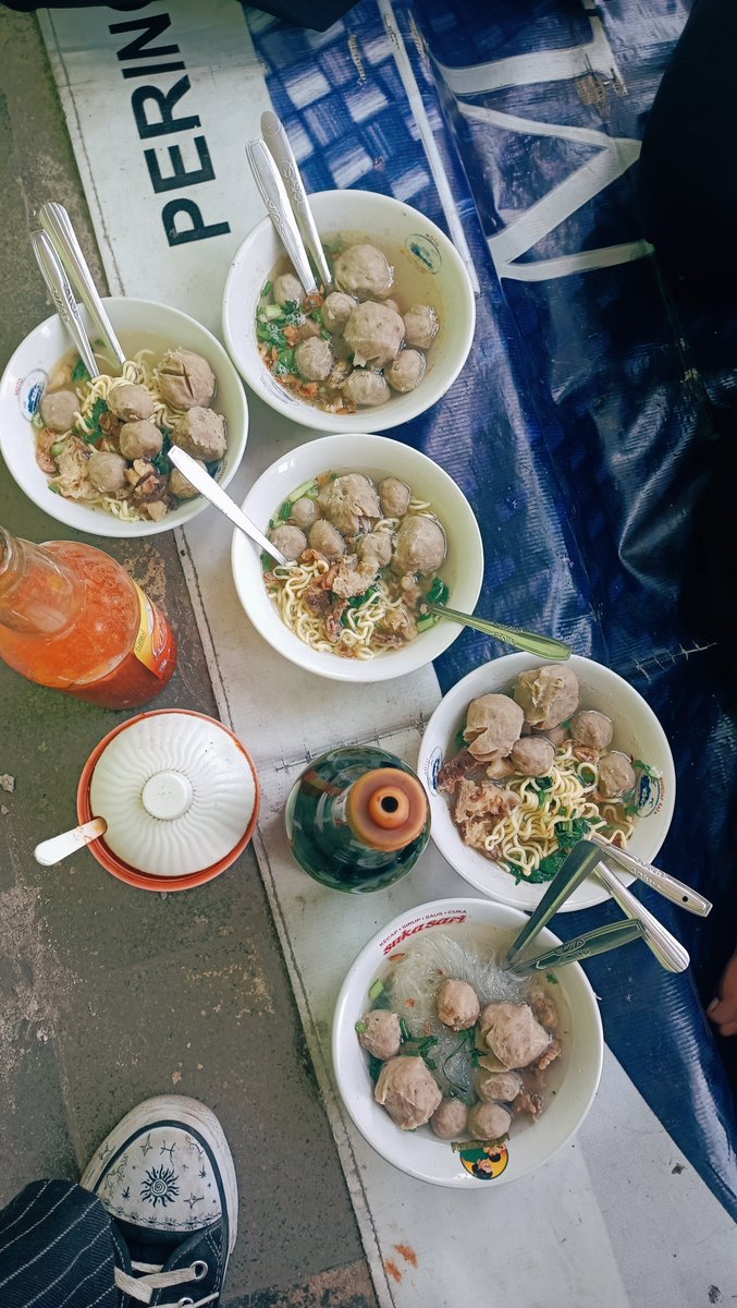 user111031907's tweet photo. Istirahat kedua lgsg ngibrit ke tukang bakso naik angkot karna agak jauh 😂✌🏽 https://t.co/NfdftvzUQ8