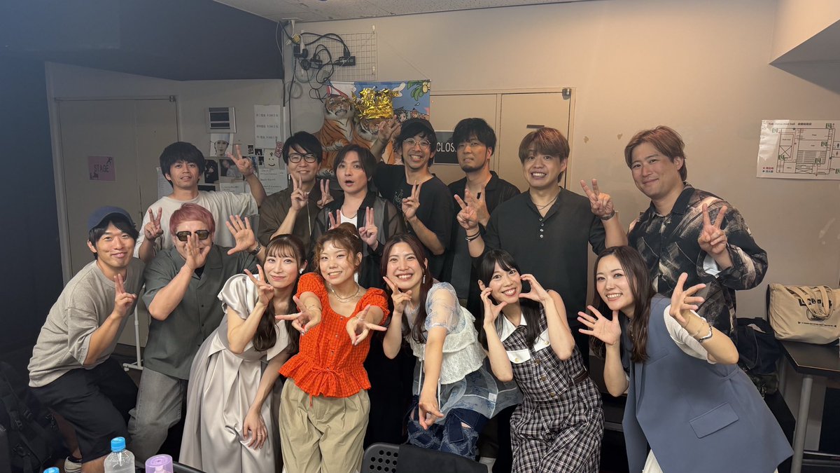 shun611's tweet photo. Yokohama minthall、男女混合のフェスのようなイベントでした。
会場に駆けつけてくれたみんなさん、ありがとう✨配信もめちゃ盛り上がってくれてありがとう！
長丁場おつかれさまでした✨

楽屋も終始にぎやかで学校の教室にいるみたいな雰囲気でした。

クラスメイトのみんなと。笑 https://t.co/VUHRvG4b0k