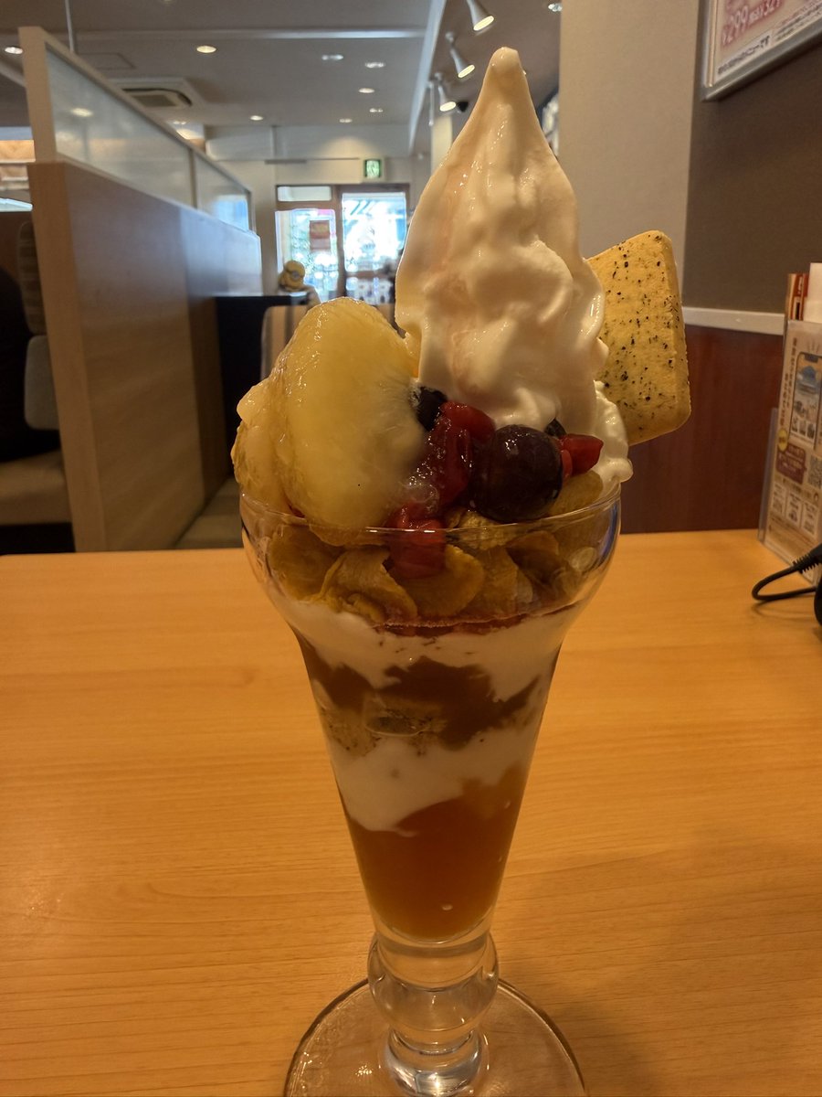 min_seto's tweet photo. 今年の夏の風物詩スタンプかき氷の項目を更に押すべくガストに行ったんだけどパフェの方が美味しそう過ぎてパフェにしちゃった！桃とアールグレイの紅茶のうんたらみたいなやつ！来た時から溶け溶けだったのでビジュはあんま良くないけど味はめちゃうまだた(  ⸝⸝⸝ ♡ཫ♡⸝⸝⸝) https://t.co/82BNBs8FSe