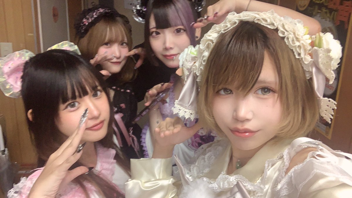 usagi28_UwU's tweet photo. まって！！登校ツイートしてなかった！！😢💧18時からいて下校しましたー！きょうはLumea企画定期ライブ、見に来てくれた方々、出演してくれたキャストさんありがとうございました💖 https://t.co/yB1ljYElS7