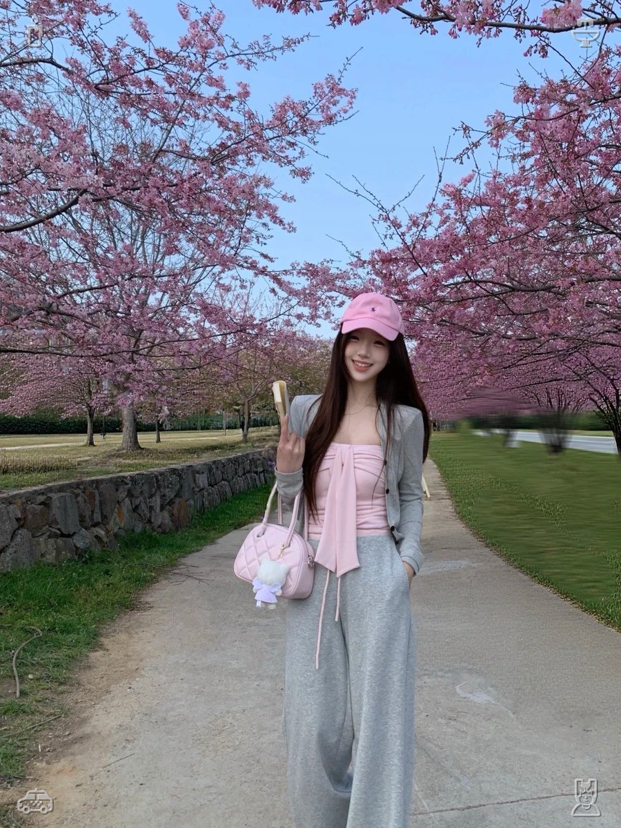 cb_ot_my_'s tweet photo. Every tune drifting through the park carries a storybook charm. These beloved, timeless melodies stir up precious recollections, enhance the romantic mood, and turn each leisurely stroll into a deeply moving experience. 🚇An autumn ramble among the season's blossoms. https://t.co/L5LFVL2gDl