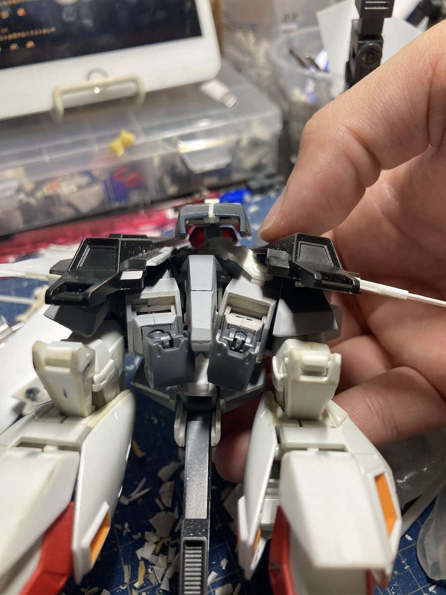 choo5669's tweet photo. フライングアーマーが前より更に2mmほ���薄くできたのでホクホクしてたら、シールドのアームが収まらなくなっとるやんけ！
アームこれ以上薄くできる自信無いよぅ…
｡ﾟ(ﾟ´ω`ﾟ)ﾟ｡
#ゼータガンダム
#ウェイブライダー
#改造
#完全変形
#hg https://t.co/uveqBXeVat
