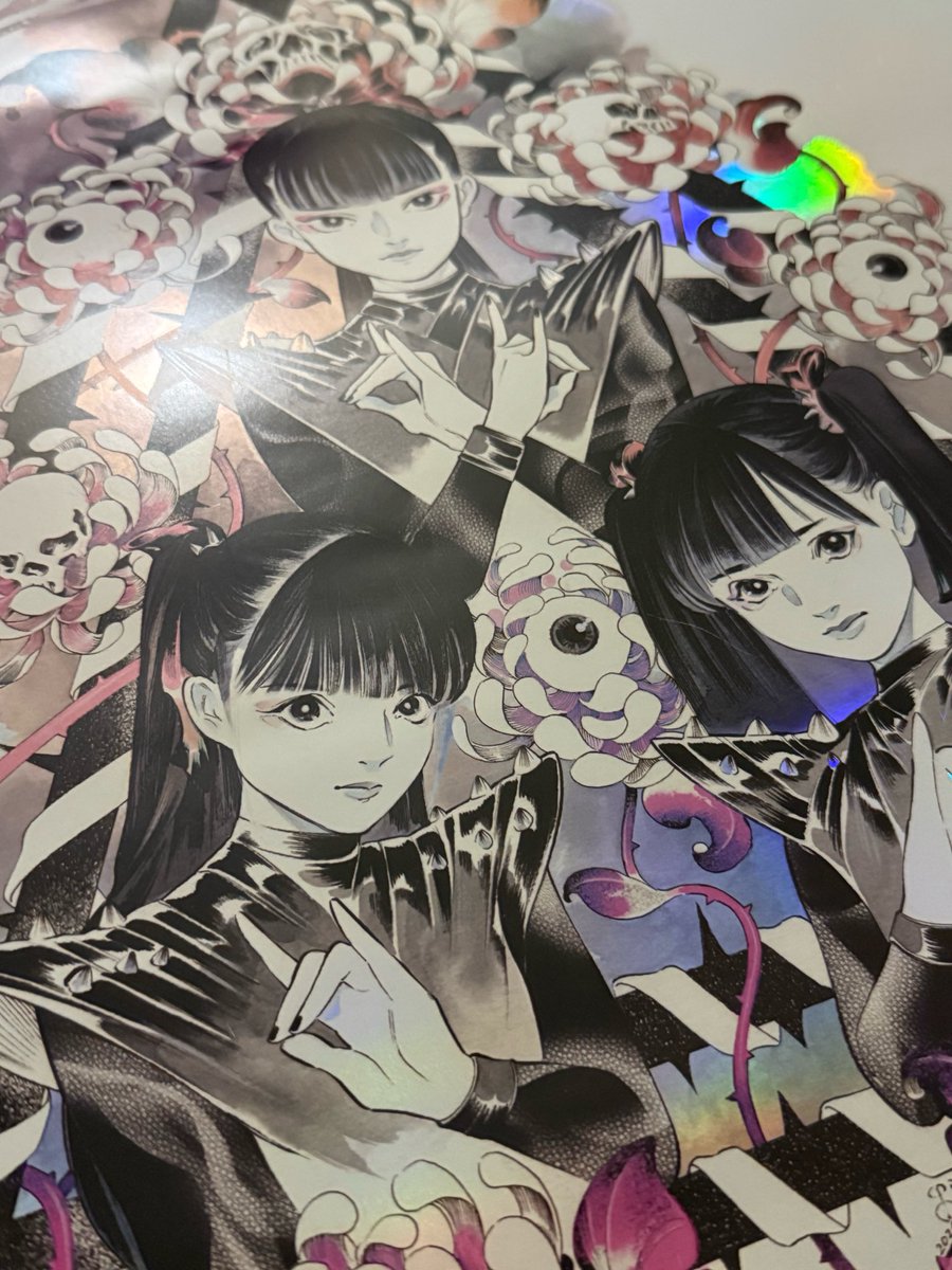 YUKIPON22's tweet photo. 先月ロンドンで嬉しかったのが、ドイツのメイトさんが送ってくれたEUツアーの　　　ポスターを受け取れたこと。 @peachmomoko60 氏によるベビメタの世界観と印刷(フォイル紙にパールホワイト)の相乗効果が素晴らしく、スクリーン印刷ならではの立体感。いつか日本公演でも制作してほしい
#BABYMETAL https://t.co/4m1iykgEPg