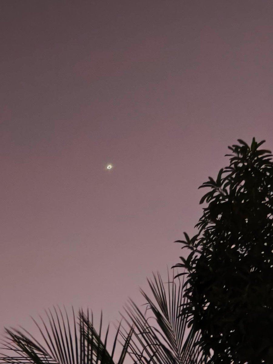 kabarufo's tweet photo. UFO di kota Serui, kepulauan Yapen, provinsi Papua
(10 Agustus 2026)
Pukul 18:30 WIT

Difoto via Xiaomi 15

"Objek bercahaya kelap-kelip.
Bergerak perlahan kemudian menghilang.
Durasi penampakan objek sekira lima sampai enam menit," https://t.co/ftZ4pg4bwJ