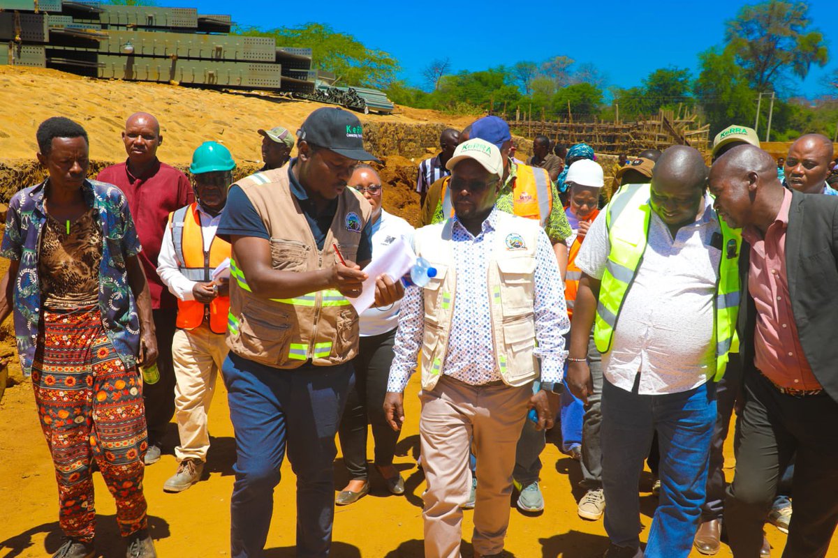 KeRRA_Ke's tweet photo. Construction of Enziu Bridge and Approach Roads Progress Update:

Today, the Director General, KeRRA, Eng. Jackson Magondu, visited the Enziu Bridge and Approach Roads Project in Mwingi, Kitui County, to assess the progress of ongoing construction works. Currently the physical progress stands at 70% marking a significant development towards the completion of this critical infrastructure.

During the site visit the Director General inspected the steel girders, which is a major milestone in the construction of the bridge. Once the installation of the steel girders and other superstructure elements is done that is expected to accelerate the remaining works and bring the project closer to completion.

The Bridge is expected to improve connectivity and facilitate the movement of people, goods and services for communities in Nguni, Muangeni, Mutyang’ombe, Kaai, Nuu and surrounding areas. KeRRA remains committed to ensuring timely completion of the project while ensuring quality, accountability in its service delivery. 

#KeRRAikoWorks