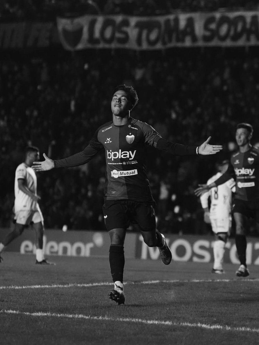 LaMezaneta21's tweet photo. ¿Si tengo esperanzas este año? Si.... Y se llama Ignacio Lago. 

El único futbolista que desde que llegó a Colón, está demostrando que quiere ascender como si fuese un hincha más. Autocrítico, humilde, y comprometido con el club.

El bicho siempre adentro mío ❤️🖤 https://t.co/6p2AqE5jlr