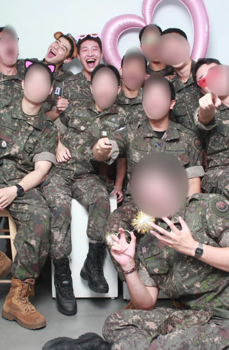 ChaEunwooINTL's tweet photo. 📸 Cha Eunwoo with singer Lee Jae Seong and his colleagues from the Ministry of National Defense military band

#CHAEUNWOO #차은우 #이동민
#チャウヌ #车银优 #ชาอึนอู #車銀優 https://t.co/FWmo5bJuth