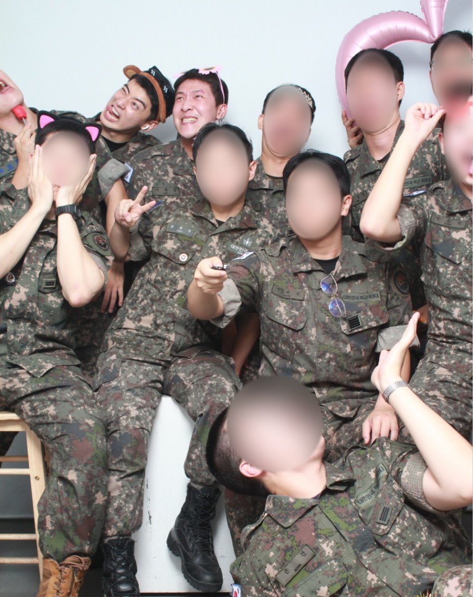 ChaEunwooINTL's tweet photo. 📸 Cha Eunwoo with singer Lee Jae Seong and his colleagues from the Ministry of National Defense military band

#CHAEUNWOO #차은우 #이동민
#チャウヌ #车银优 #ชาอึนอู #車銀優 https://t.co/FWmo5bJuth
