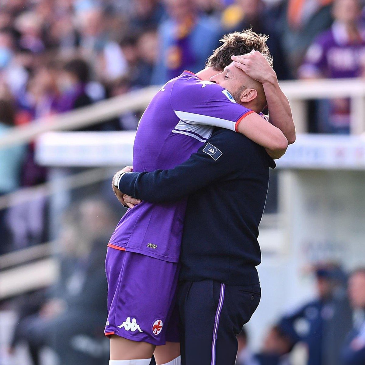 HaberKartali's tweet photo. 🔙🙌

Vincenzo Italiano, Temmuz 2021'de Fiorentina'nın teknik direktörü oldu.

Takımın santrforu Dusan Vlahovic'ti.

Vlahovic, Italiano yönetiminde sezonun ilk yarısında 24 maçta 20 gol atarak kariyerinin en parlak dönemlerinden birini yaşadı.

Fiorentina, Ocak 2022'de Vlahovic'i 70 M€ + bonuslar karşılığında Juventus'a sattı.