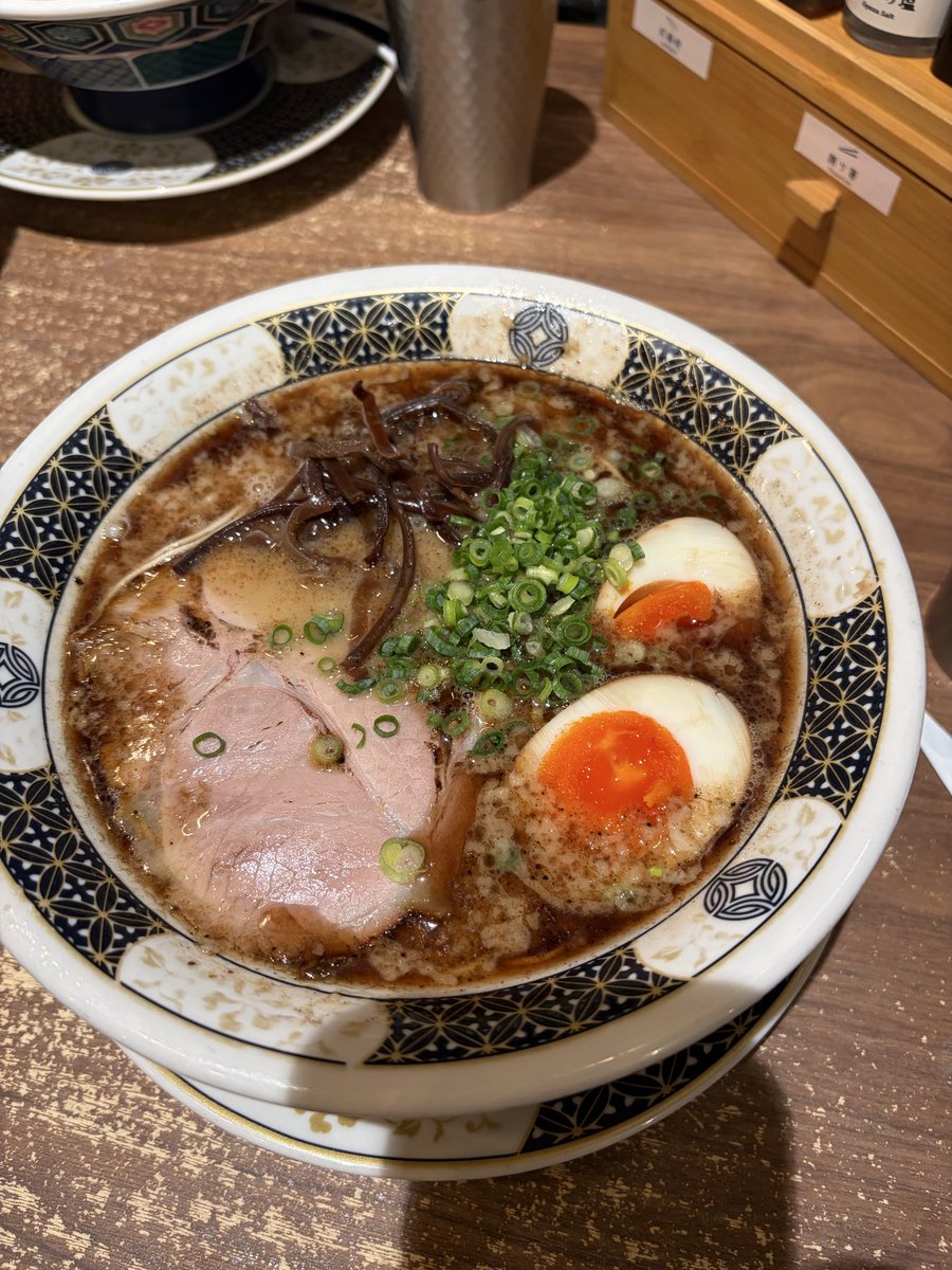 sgyjsj's tweet photo. 高校の友達と大阪でラーメン https://t.co/s8yiix8eOz