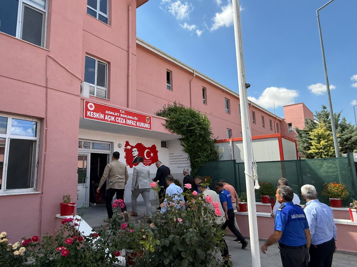 Avkthalilozturk's tweet photo. 📍Kırıkkale/Keskin

Kırıkkale/Keskin Açık Ceza İnfaz Kurumu Müdürü Mehmet Bülent GÜRCAN'ı makamında ziyaret ettik. 
Kıymetli müdürümüze misafirperverliği ve samimi sohbeti için teşekkür ederim. https://t.co/Q33dEz4ziJ