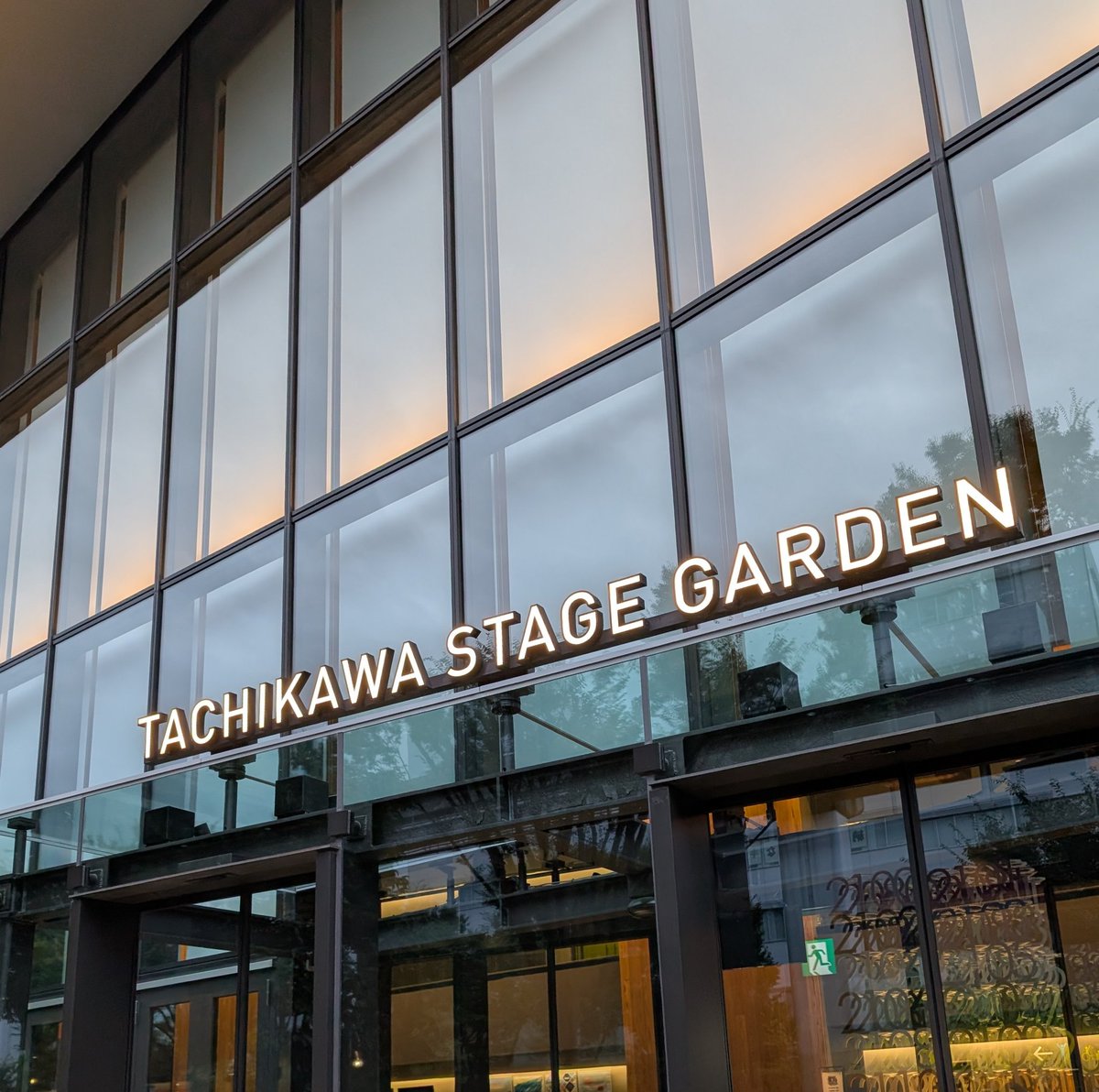 FakeShino's tweet photo. 立川公演もめちゃくちゃ楽しかったー！福岡に続いて通路横席だったので先生間近で拝めましたありがたやー🙏 https://t.co/8wu7AVF4bR