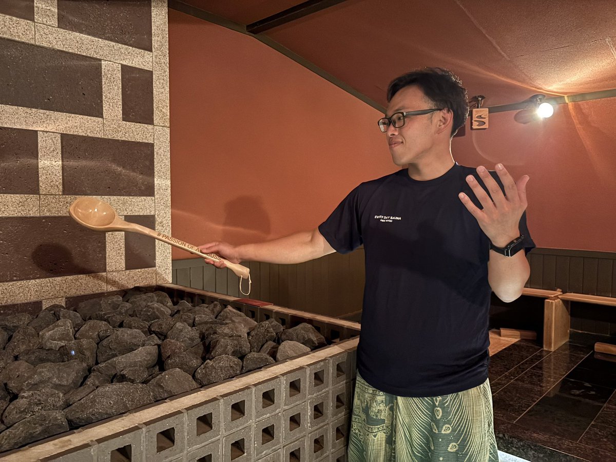 dr_halation's tweet photo. 陽だまりの湯様での『夏　アウフグース大作戦』全回満員御礼でした🈵✨

小エビちゃん&amp;ちったんさんペアから始まり、392さん&amp;助手Xさんによる物量マシマシハーバル🌱、ほかほかさんのリラックスと盛りだくさんな一日でした🔥

明日12日は西岡さんが帰ってきます💁‍♂️
12日も陽だまりの湯に集合だッ🫵 https://t.co/okbX9Ev9bp