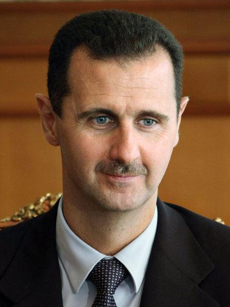 CarlaSaltarina's tweet photo. 🚨 BASHAR AL ASSAD, CONDENADO A MUERTE

• Un tribunal sirio ha condenado a muerte, en ausencia, al dictador Bashar al Assad por crímenes de guerra y de lesa humanidad.

• El tribunal lo ha declarado culpable de asesinato premeditado, torturas, detenciones arbitrarias y otros crímenes cometidos durante la represión del régimen.

• La misma pena ha sido impuesta a otras ocho personas vinculadas al antiguo régimen, entre ellas su hermano Maher al Assad y antiguos altos mandos militares.

• También ha sido condenado Atef Nayib, antiguo jefe de seguridad de la provincia de Derá y el único de los condenados que permanece bajo custodia.

• La Justicia siria considera probado que Nayib supervisó torturas y otros abusos durante las protestas de 2011 en Derá, uno de los episodios que marcaron el inicio de la guerra civil.

• Al Assad huyó a Moscú junto a su familia en diciembre de 2024, cuando las fuerzas rebeldes avanzaban hacia Damasco.

• Ahora, mientras permanece fuera del alcance de la Justicia siria, un tribunal ha dictado contra él la máxima condena.

• La caída del régimen puso fin a décadas de gobierno de la familia Al Assad, pero abrió también una nueva etapa de enorme incertidumbre para Siria.

La sentencia es contundente. La pregunta ahora es otra: ¿acabará Bashar al Assad respondiendo algún día ante la Justicia por sus crímenes?

➰〰️