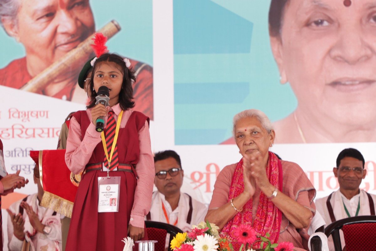 GovernorofUp's tweet photo. प्रदेश की राज्यपाल एवं राज्य विश्वविद्यालयों की कुलाधिपति श्रीमती आनंदीबेन पटेल ने महाराजा सुहेल देव विश्वविद्यालय आजमगढ़ के तृतीय दीक्षोत्सव के अवसर पर विश्वविद्यालय द्वारा गोद लिए गए गांवों के विद्यालयों में आयोजित विभिन्न प्रतियोगिताओं के विजेता विद्यार्थियों को सम्मानित किया। https://t.co/dcSo2vLSob
