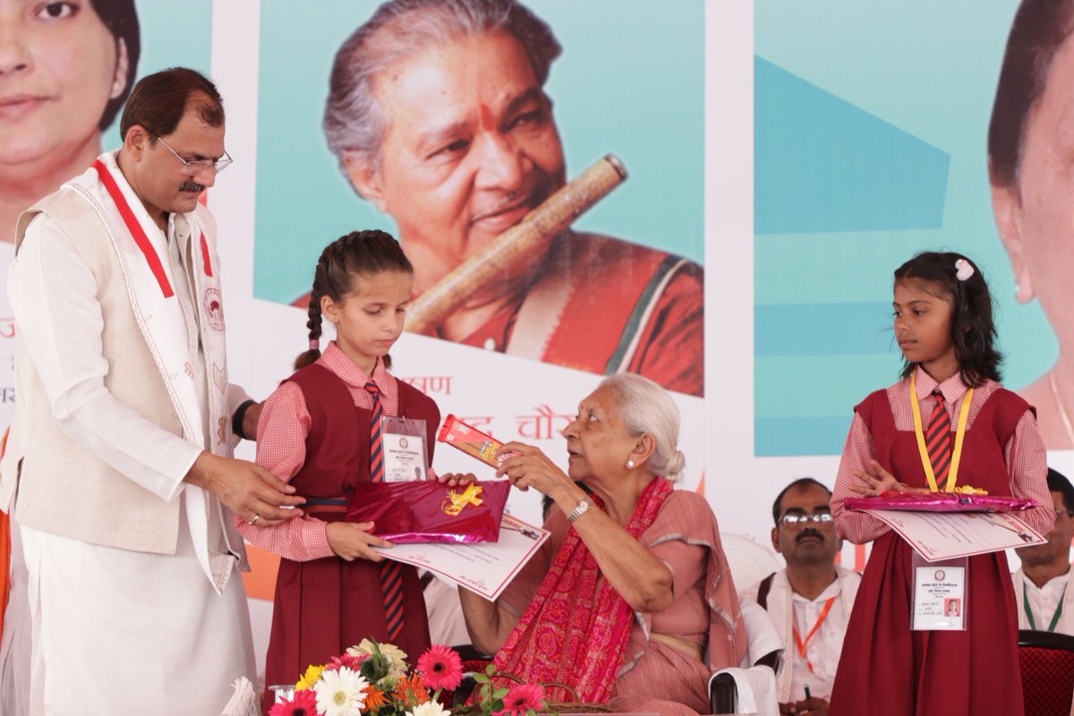 GovernorofUp's tweet photo. प्रदेश की राज्यपाल एवं राज्य विश्वविद्यालयों की कुलाधिपति श्रीमती आनंदीबेन पटेल ने महाराजा सुहेल देव विश्वविद्यालय आजमगढ़ के तृतीय दीक्षोत्सव के अवसर पर विश्वविद्यालय द्वारा गोद लिए गए गांवों के विद्यालयों में आयोजित विभिन्न प्रतियोगिताओं के विजेता विद्यार्थियों को सम्मानित किया। https://t.co/dcSo2vLSob
