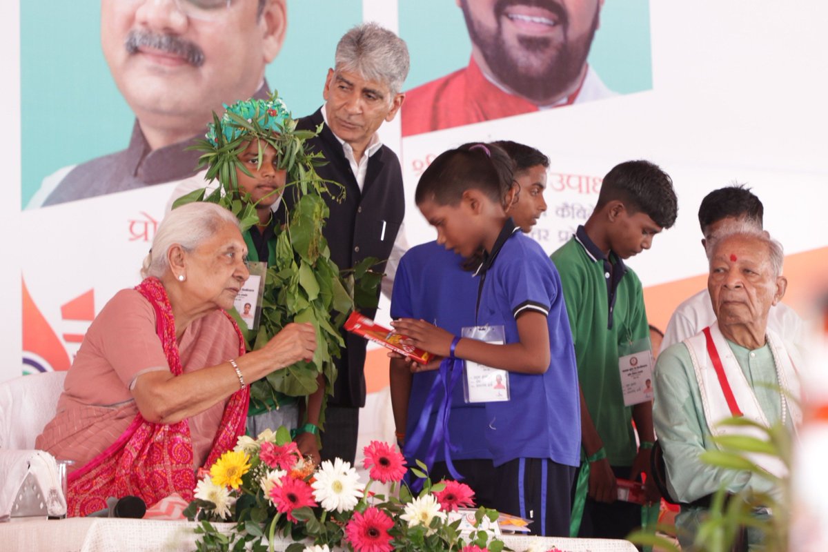 GovernorofUp's tweet photo. प्रदेश की राज्यपाल एवं राज्य विश्वविद्यालयों की कुलाधिपति श्रीमती आनंदीबेन पटेल ने महाराजा सुहेल देव विश्वविद्यालय आजमगढ़ के तृतीय दीक्षोत्सव के अवसर पर विश्वविद्यालय द्वारा गोद लिए गए गांवों के विद्यालयों में आयोजित विभिन्न प्रतियोगिताओं के विजेता विद्यार्थियों को सम्मानित किया। https://t.co/dcSo2vLSob