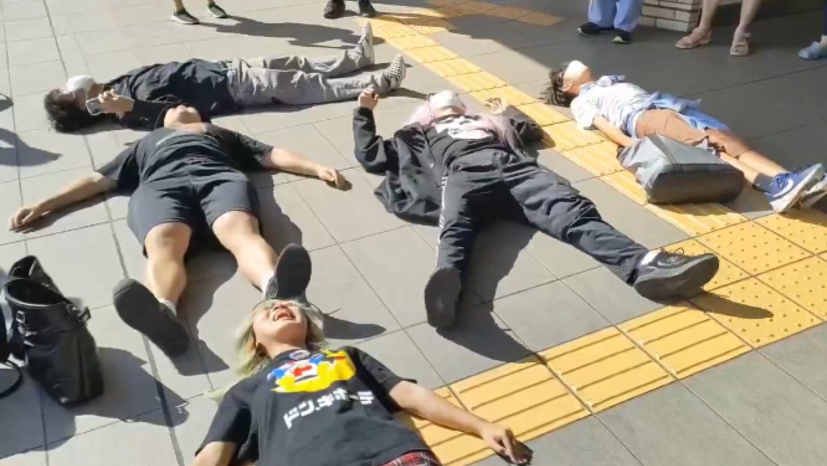 watchingmonster's tweet photo. クズどもの中でもオススメに流れてきて大体映り込んでる緑の髪のこれが生理的にゴミ https://t.co/vvl9e9K0bK