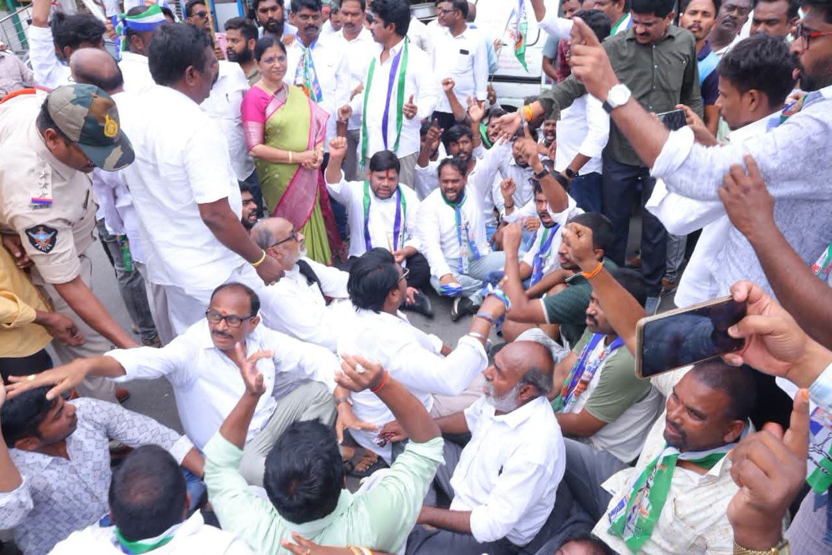 SRIKANTH95054's tweet photo. అనకాపల్లి 📍
🔥 అడుగు అడుగునా పోలీసుల అడ్డంకులు… అయినా ఆగని ర్యాలీ! ✊
📢 DSC అక్రమాలపై శ్రీ మలసాల భరత్ కుమార్ గారి ఆధ్వర్యంలో వైఎస్సార్సీపీ భారీ నిరసన.
🔥 అభ్యర్థులకు న్యాయం జరిగే వరకు పోరాటం ఆగదు!
#MalasalaBharat #YSRCP #DSC #APGenZWar #Anakapalli https://t.co/V9vT3IjCMM