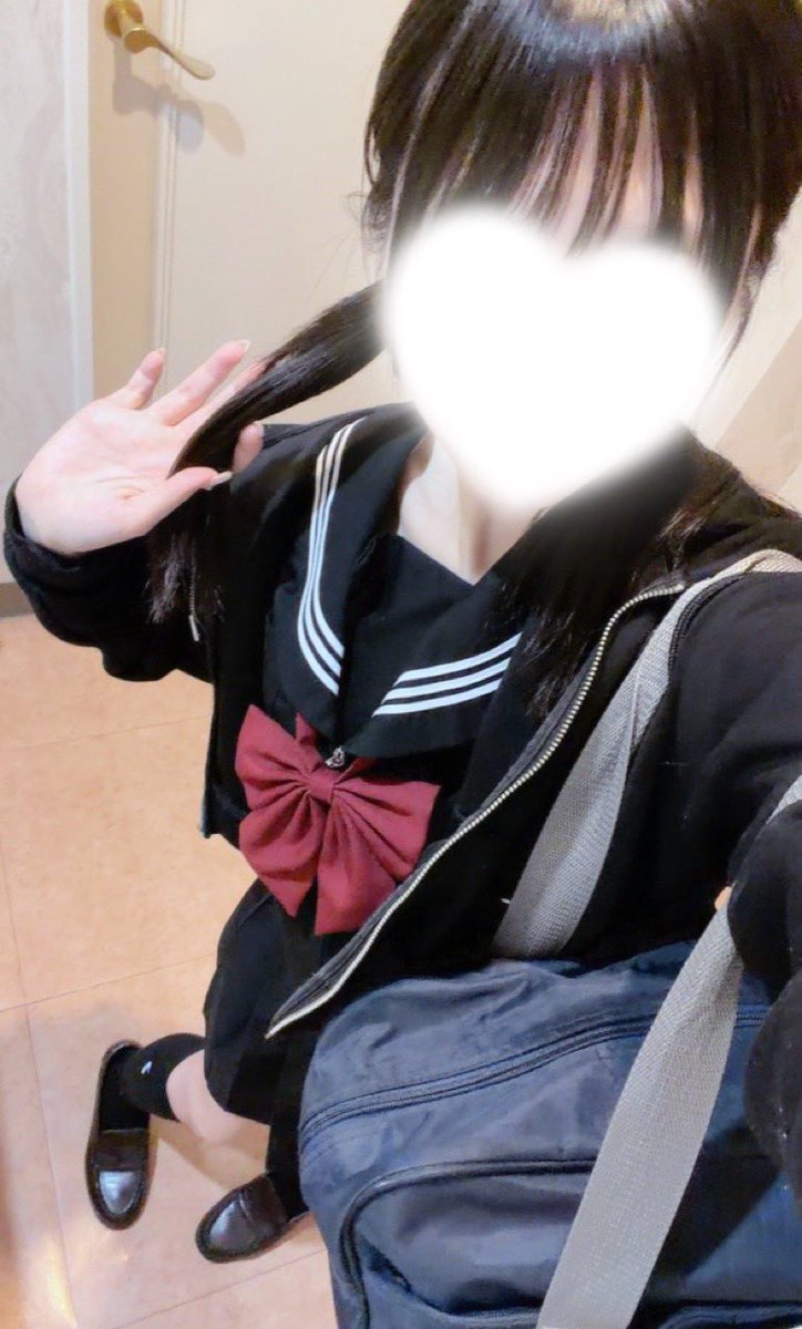 akarin_World__'s tweet photo. コンタクトが痛すぎて最近メガネにしてるあかりんです👓
色んなコンタクトカラコン試行錯誤中、、（そもそも視力低下中、、🥲
意外に👓好評です┏◎-◎┓
ちなみにこの黒のセーラー服でお会いする時ゲームのキャラですか？って言われる、、何してそうですか💭🤔 https://t.co/DYaKypECZ3