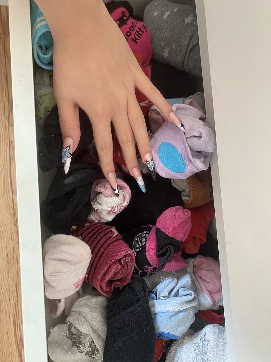 findommeNic's tweet photo. twój ulubiony widok
szuflada słodkich skarpetek dominy 
a teraz ty zgadnij jaki jest mój ulubiony 🤣💵
#findom https://t.co/nsu1zgvpc7
