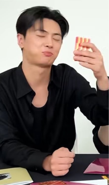 noctenha's tweet photo. Jake photocard                      Jay reaction 😭 https://t.co/R2wSJ7fcPx